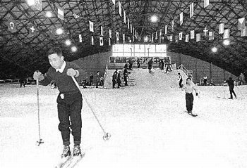 世界で初めての屋内スキー場「豊島園インドアスキー場」1958（昭和33）年12月開業